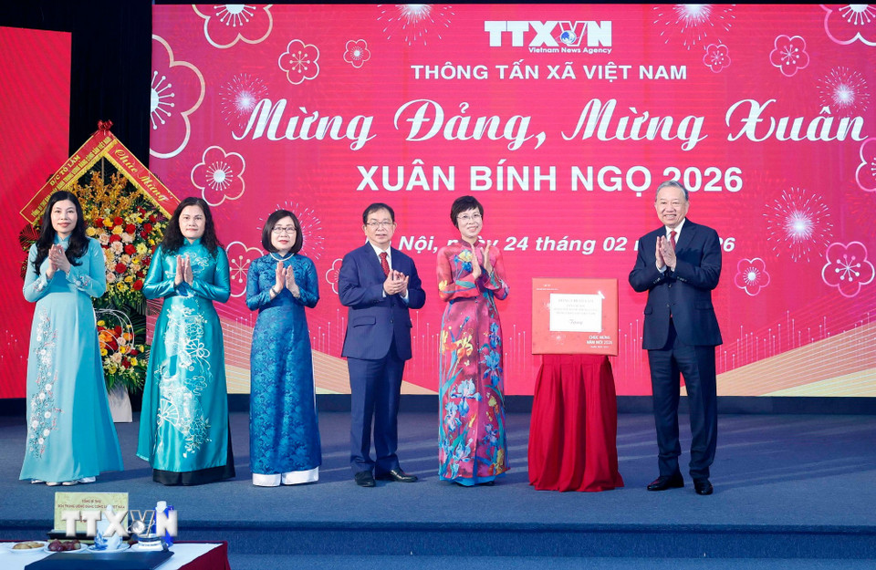 Tổng Bí thư Tô Lâm tặng quà cho cán bộ, phóng viên, biên tập viên, người lao động Thông tấn xã Việt Nam. (Ảnh: Thống Nhất/TTXVN)