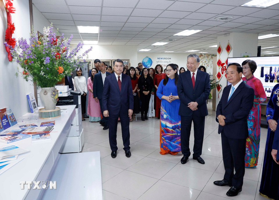 Tổng Bí thư Tô Lâm thăm Ban biên tập Tin Thế giới. (Ảnh: Thống Nhất/TTXVN)