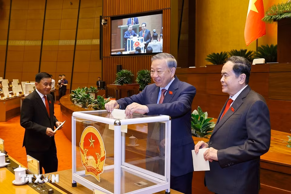 Tổng Bí thư Tô Lâm cùng các đại biểu Quốc hội bỏ phiếu bầu Chủ tịch Quốc hội khóa XVI. (Ảnh: Doãn Tấn/TTXVN)