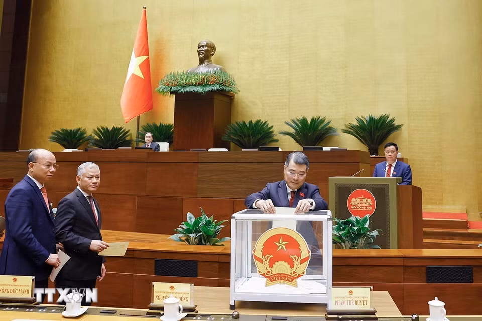 Đại biểu Quốc hội bỏ phiếu bầu Chủ tịch Quốc hội khóa XVI. (Ảnh: Doãn Tấn/TTXVN)