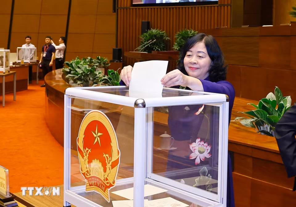 Đại biểu Quốc hội bỏ phiếu bầu Chủ tịch Quốc hội khóa XVI. (Ảnh: Doãn Tấn/TTXVN)