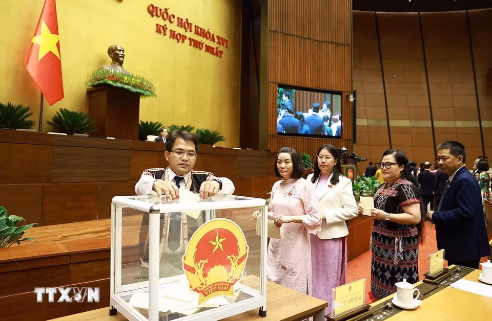 Đại biểu Quốc hội bỏ phiếu bầu Chủ tịch Quốc hội khóa XVI. (Ảnh: Doãn Tấn/TTXVN)