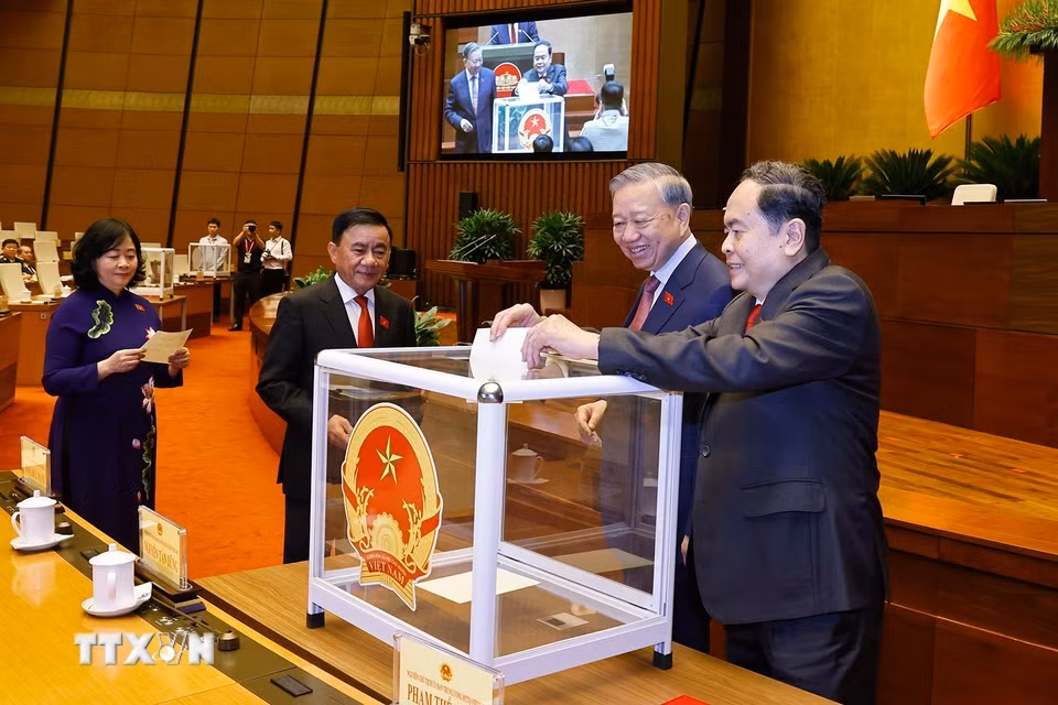 Tổng Bí thư Tô Lâm và đại biểu Quốc hội tiến hành bỏ phiếu bầu Chủ tịch Quốc hội khóa XVI. (Ảnh: Doãn Tấn/TTXVN)