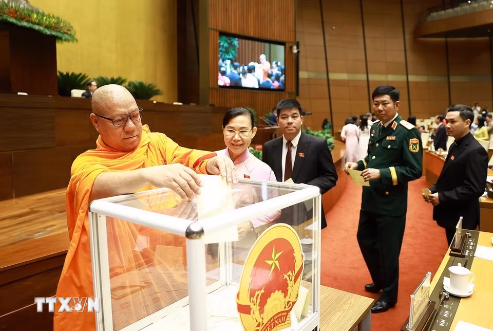 Đại biểu Quốc hội bỏ phiếu bầu Chủ tịch Quốc hội khóa XVI. (Ảnh: Doãn Tấn/TTXVN)