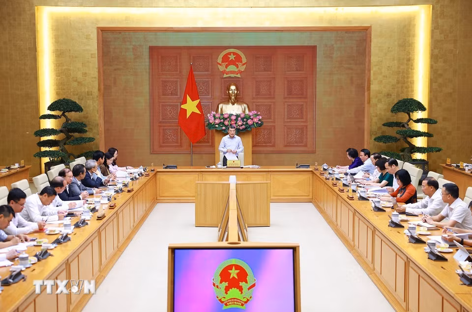 Thủ tướng Lê Minh Hưng làm việc với lãnh đạo Bộ Văn hóa, Thể thao và Du lịch. (Ảnh: Dương Giang/TTXVN)
