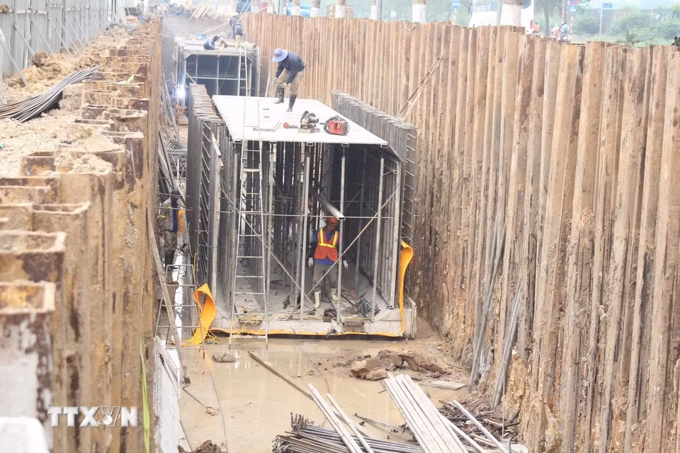 Công nhân tranh thủ thời tiết thuận lợi, đẩy nhanh tiến độ các hạng mục trọng điểm. (Ảnh: Nguyễn Thắng/TTXVN)