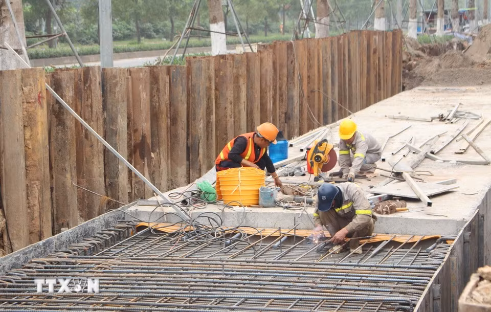 Công nhân thi công "3 ca, 4 kíp" để kịp đưa công trình hoàn thành trước mùa mưa năm 2026. (Ảnh: Nguyễn Thắng/TTXVN)