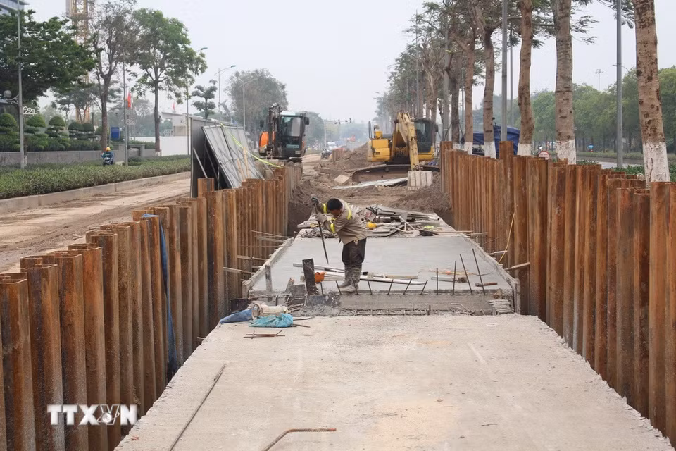 Tuyến thoát nước Hoàng Minh Thảo, đường DT3 khu đô thị Tây Hồ Tây, cơ bản hoàn thành hạng mục trước ngày 15/4. (Ảnh: Nguyễn Thắng/TTXVN)