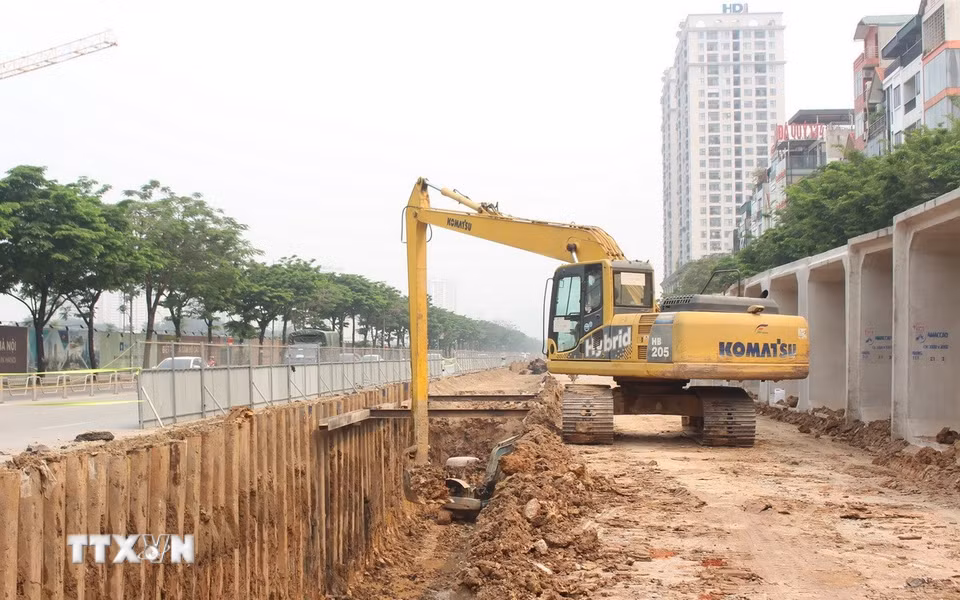 Đẩy nhanh tiến độ các hạng mục công trình tiêu thoát nước để xử lý úng ngập trên đường Võ Chí Công. (Ảnh: Nguyễn Thắng/TTXVN)