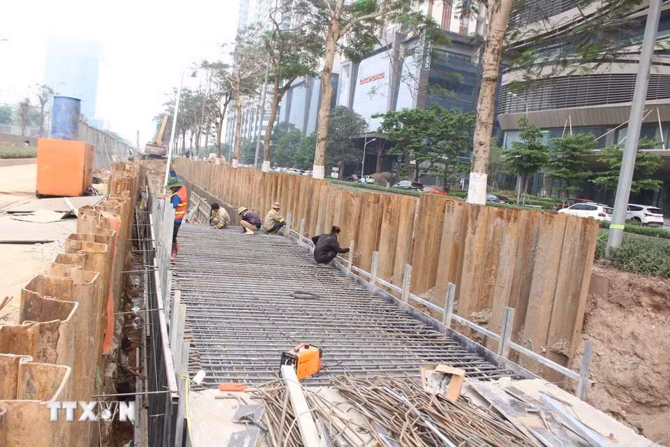Các hạng mục công trình tiêu thoát nước để xử lý úng ngập trên đường Hoàng Minh Thảo dự kiến sẽ hoàn thành trước ngày 30/4. (Ảnh: Nguyễn Thắng/TTXVN)