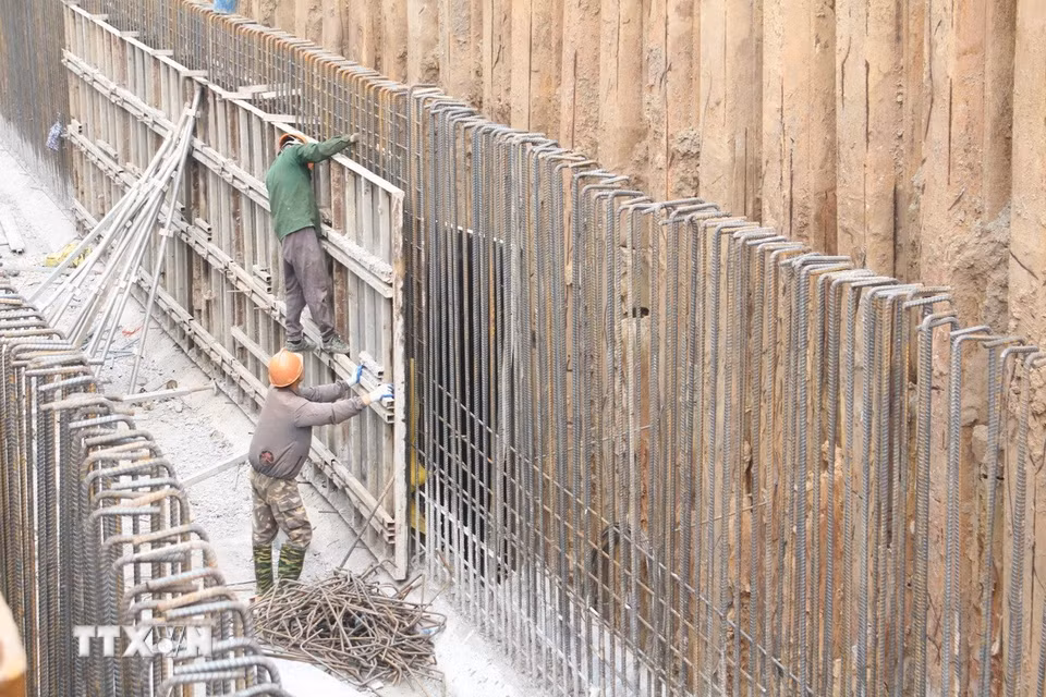 Khẩn trương thi công các hạng mục công trình tiêu thoát nước để xử lý úng ngập trên đường Hoàng Minh Thảo. (Ảnh: Nguyễn Thắng/TTXVN)