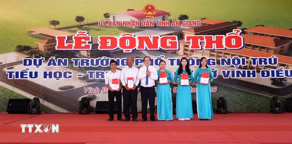 Lãnh đạo tỉnh An Giang tặng quà cho giao viên hoàn cảnh khó khăn. (Ảnh: Lê Huy Hải/TTXVN)