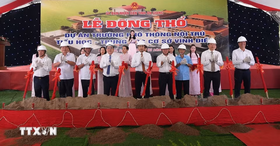 Các đại biểu thực hiện nghi thức động thổ xây dựng 3 trường phổ thông nội trú liên cấp Tiểu học và THCS tại các xã biên giới Vĩnh Điều, Ba Chúc và Vĩnh Xương, tỉnh Án Giang. (Ảnh: Lê Huy Hải/TTXVN)