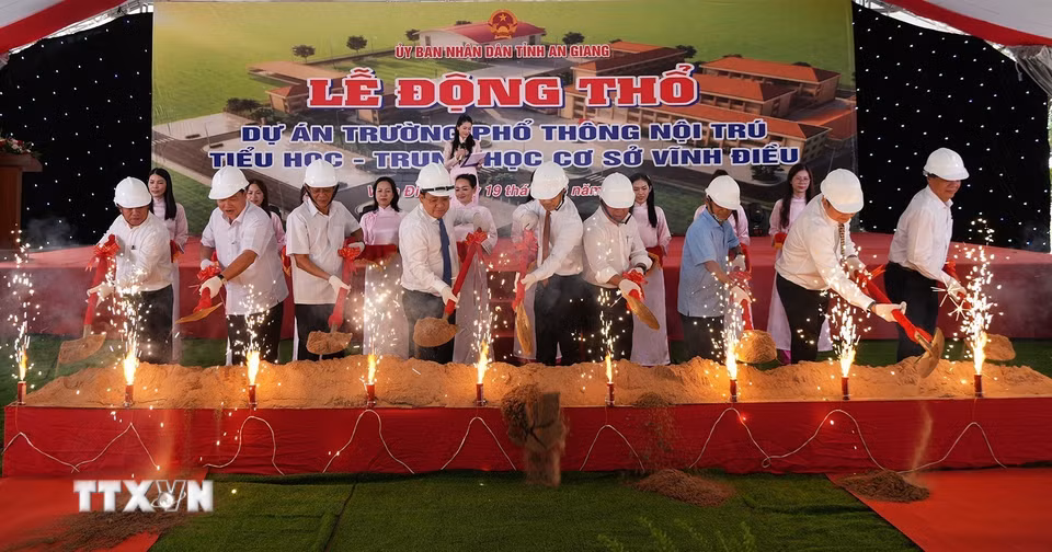 Các đại biểu thực hiện nghi thức động thổ xây dựng 3 trường phổ thông nội trú liên cấp Tiểu học và THCS tại các xã biên giới Vĩnh Điều, Ba Chúc và Vĩnh Xương, tỉnh Án Giang. (Ảnh: Lê Huy Hải/TTXVN)