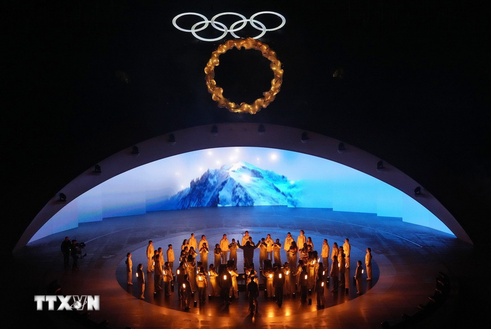 Một tiết mục nghệ thuật tại lễ bế mạc Olympic mùa Đông 2026 ở Verona, Italy. (Ảnh: THX/TTXVN)