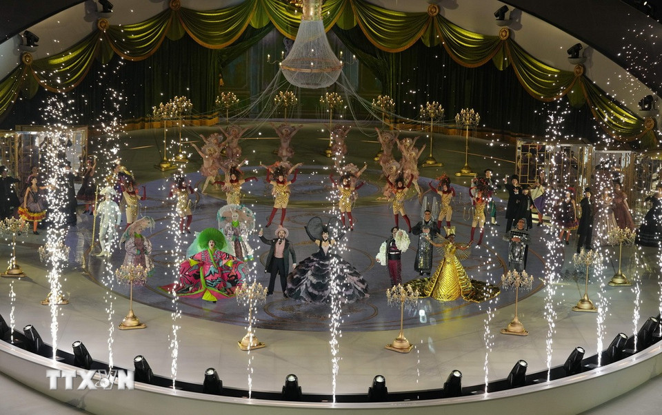 Biểu diễn nghệ thuật tại lễ bế mạc Olympic mùa Đông 2026 ở Verona, Italy. (Ảnh: THX/TTXVN)