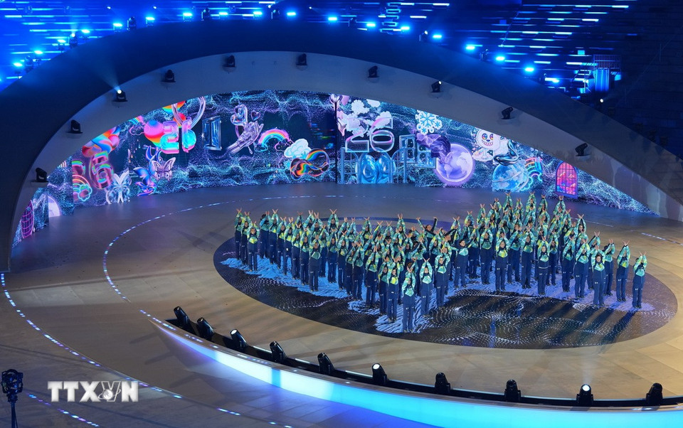 Biểu diễn nghệ thuật tại lễ bế mạc Olympic mùa Đông 2026 ở Verona, Italy. (Ảnh: THX/TTXVN)