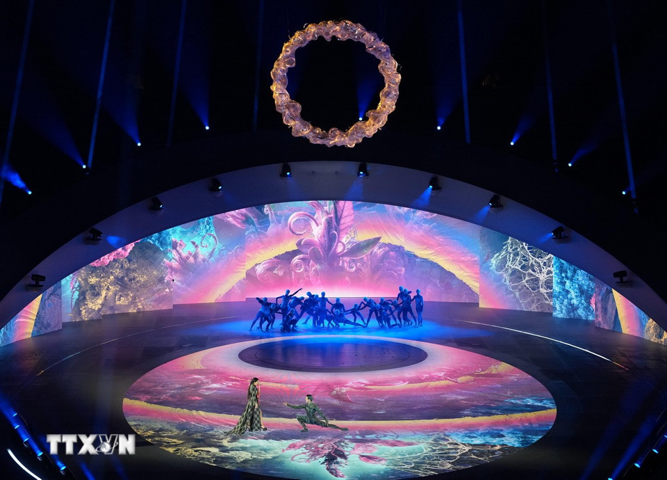 Biểu diễn nghệ thuật tại lễ bế mạc Olympic mùa Đông 2026 ở Verona, Italy. (Ảnh: THX/TTXVN)