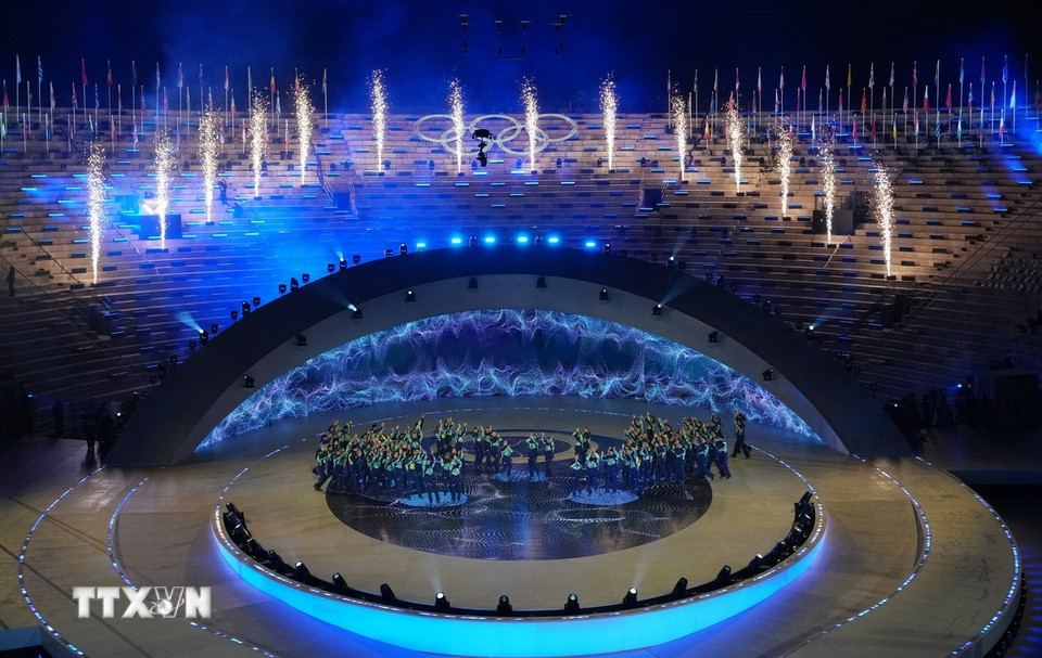 Biểu diễn nghệ thuật tại lễ bế mạc Olympic mùa Đông 2026 ở Verona, Italy. (Ảnh: THX/TTXVN)