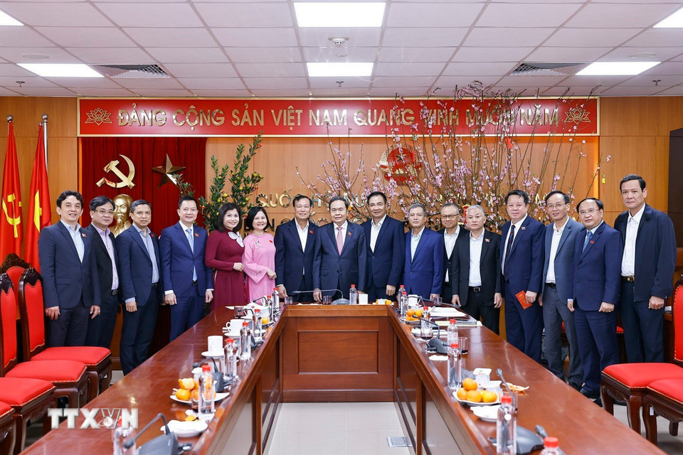 Chủ tịch Quốc hội Trần Thanh Mẫn với lãnh đạo Ủy ban Quốc phòng, An ninh và Đối ngoại của Quốc hội. (Ảnh: Doãn Tấn/TTXVN)