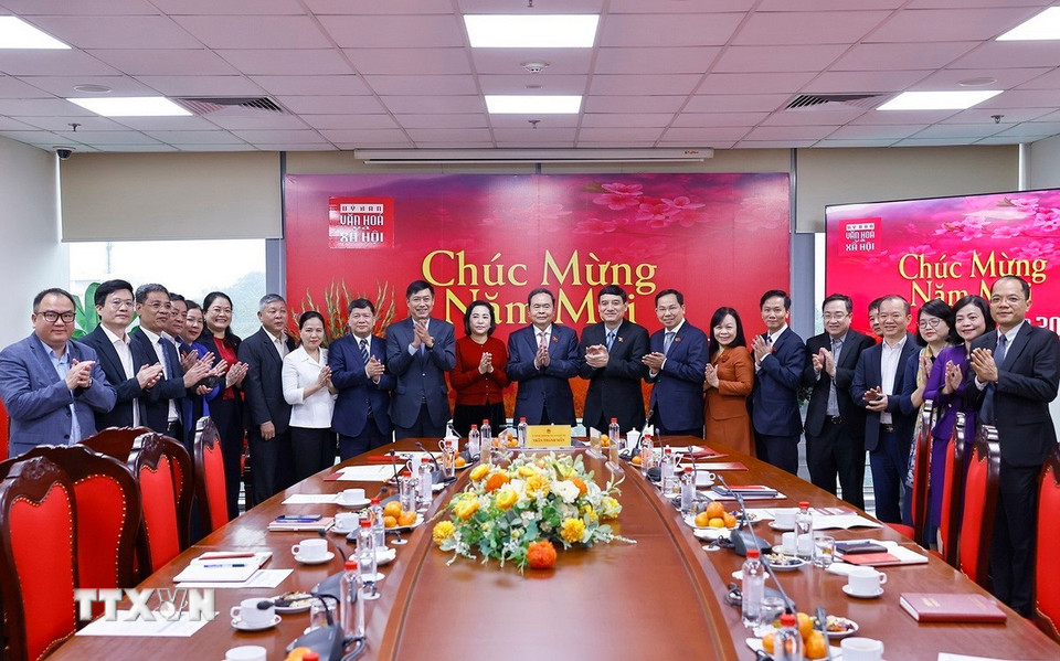 Chủ tịch Quốc hội Trần Thanh Mẫn với lãnh đạo Ủy ban Văn hóa và Xã hội của Quốc hội. (Ảnh: Doãn Tấn/TTXVN)