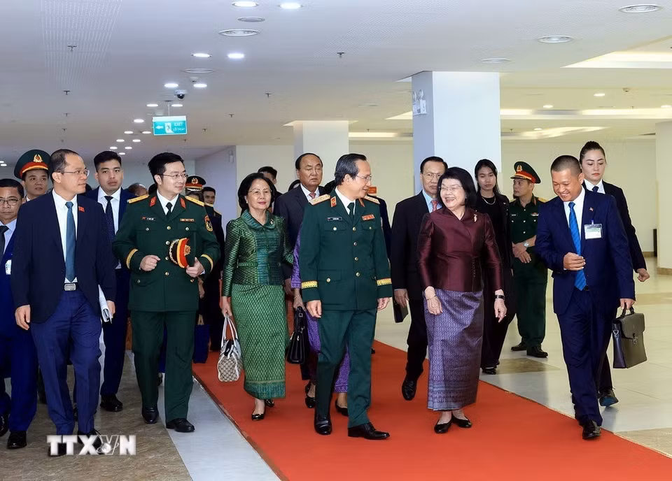 Chủ tịch Quốc hội Campuchia Samdech Khuon Sudary thăm Bệnh viện Trung ương Quân đội 108. (Ảnh: Tuấn Anh/TTXVN)