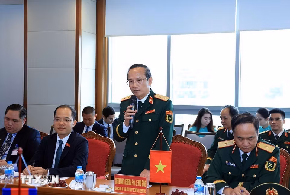 Trung tướng, Giáo sư, Tiến sỹ Lê Hữu Song, Giám đốc Bệnh viện Trung ương Quân đội 108, phát biểu. (Ảnh: Tuấn Anh/TTXVN)