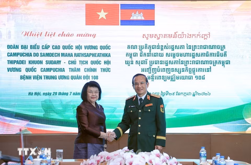 Trung tướng, Giáo sư, Tiến sỹ Lê Hữu Song, Giám đốc Bệnh viện Trung ương Quân đội 108, đón Chủ tịch Quốc hội Campuchia Samdech Khuon Sudary đến thăm Bệnh viện Trung ương Quân đội 108. (Ảnh: Tuấn Anh/TTXVN)
