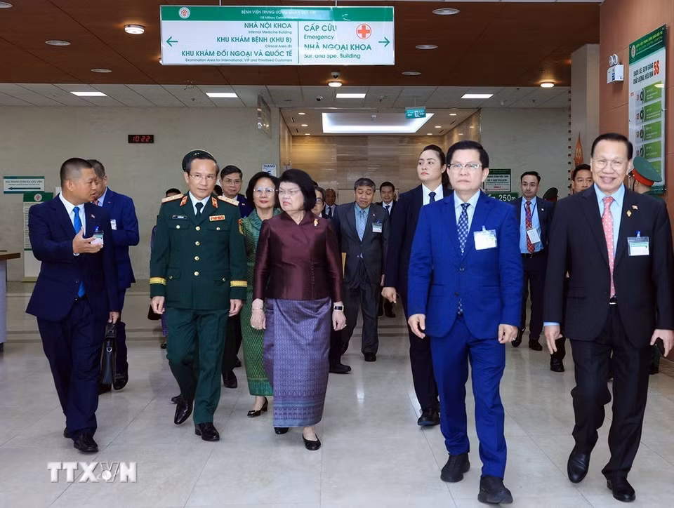 Chủ tịch Quốc hội Campuchia Samdech Khuon Sudary thăm Bệnh viện Trung ương Quân đội 108. (Ảnh: Tuấn Anh/TTXVN)
