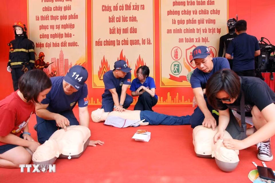 Người dân tham gia các hoạt động trải nghiệm phòng cháy chữa cháy và cứu nạn cứu hộ. (Ảnh: Phạm Kiên/TTXVN)