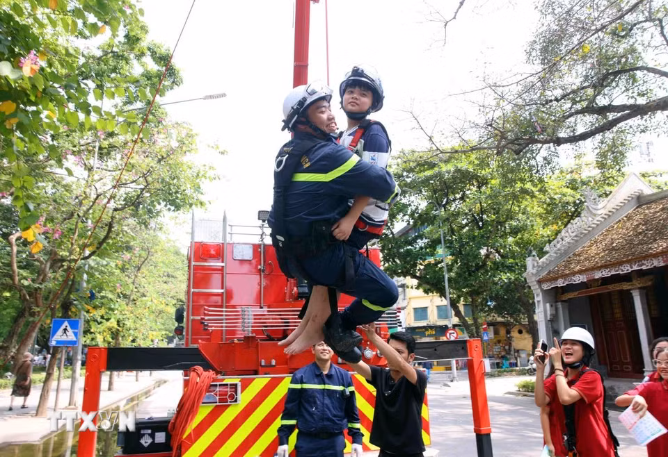 Người dân tham gia các hoạt động trải nghiệm phòng cháy chữa cháy và cứu nạn cứu hộ. (Ảnh: Phạm Kiên/TTXVN)