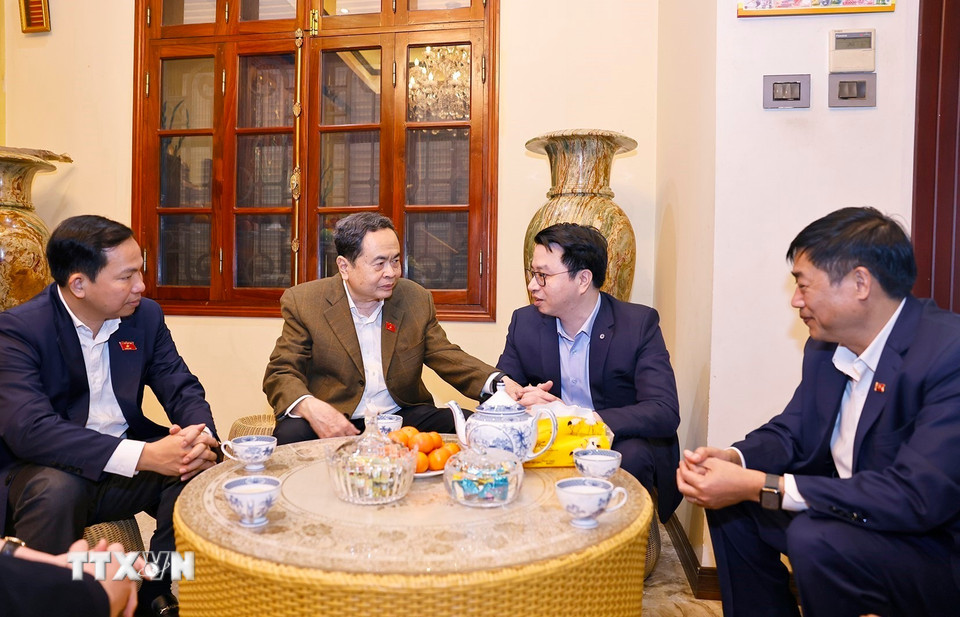 Chủ tịch Quốc hội Trần Thanh Mẫn thăm gia đình và dâng hương tưởng nhớ cố Chủ tịch nước Trần Đại Quang. (Ảnh: Doãn Tấn/TTXVN)