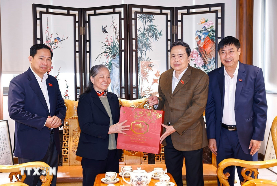 Chủ tịch Quốc hội Trần Thanh Mẫn thăm, tặng quà gia đình và dâng hương tưởng nhớ cố Tổng Bí thư, Chủ tịch Quốc hội Nguyễn Phú Trọng. (Ảnh: Doãn Tấn/TTXVN)