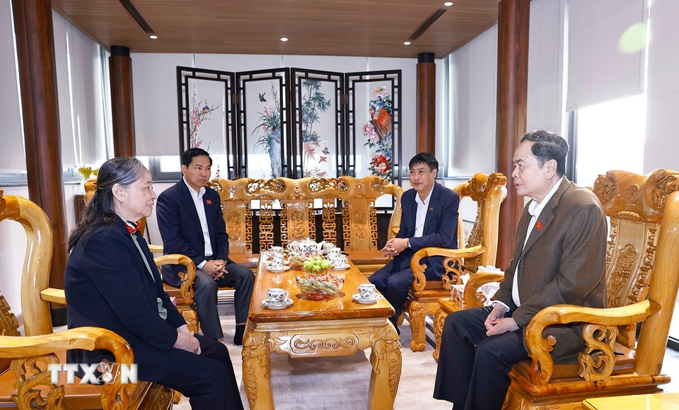 Chủ tịch Quốc hội Trần Thanh Mẫn thăm gia đình và dâng hương tưởng nhớ cố Tổng Bí thư, Chủ tịch Quốc hội Nguyễn Phú Trọng. (Ảnh: Doãn Tấn/TTXVN)