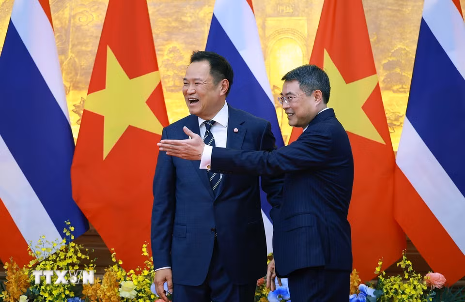 Thủ tướng Lê Minh Hưng với Thủ tướng Vương quốc Thái Lan Anutin Charnvirakul. (Ảnh: Dương Giang/TTXVN)
