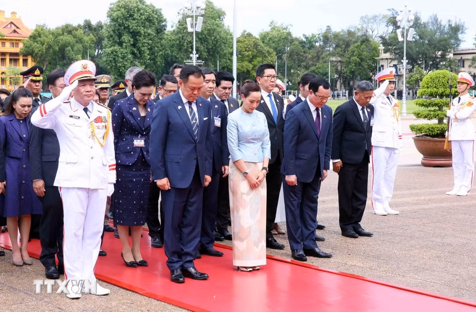 Thủ tướng Vương quốc Thái Lan Anutin Charnvirakul và Phu nhân đến đặt vòng hoa và vào Lăng viếng Chủ tịch Hồ Chí Minh. (Ảnh: Phạm Kiên/TTXVN)