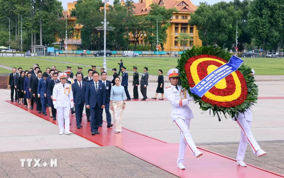Thủ tướng Vương quốc Thái Lan Anutin Charnvirakul và Phu nhân đến đặt vòng hoa và vào Lăng viếng Chủ tịch Hồ Chí Minh. (Ảnh: Phạm Kiên/TTXVN)