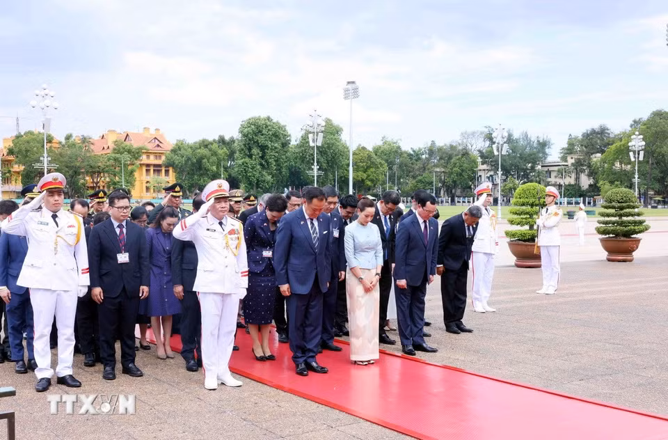 Thủ tướng Vương quốc Thái Lan Anutin Charnvirakul và Phu nhân đến đặt vòng hoa và vào Lăng viếng Chủ tịch Hồ Chí Minh. (Ảnh: Phạm Kiên/TTXVN)