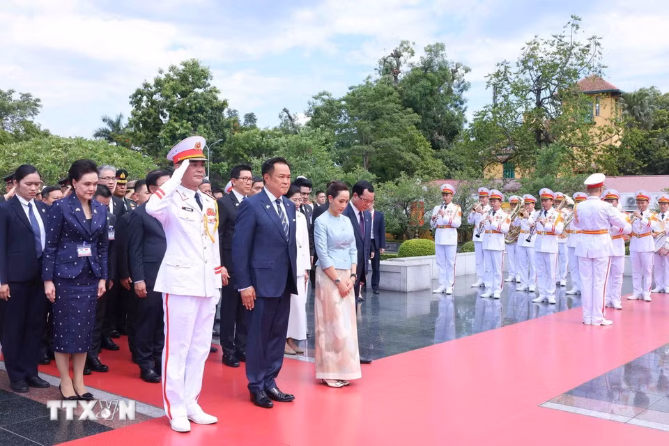 Thủ tướng Vương quốc Thái Lan Anutin Charnvirakul và Phu nhân đến đặt vòng hoa tại Đài tưởng niệm các Anh hùng Liệt sỹ (đường Bắc Sơn, Hà Nội). (Ảnh: Phạm Kiên/TTXVN)