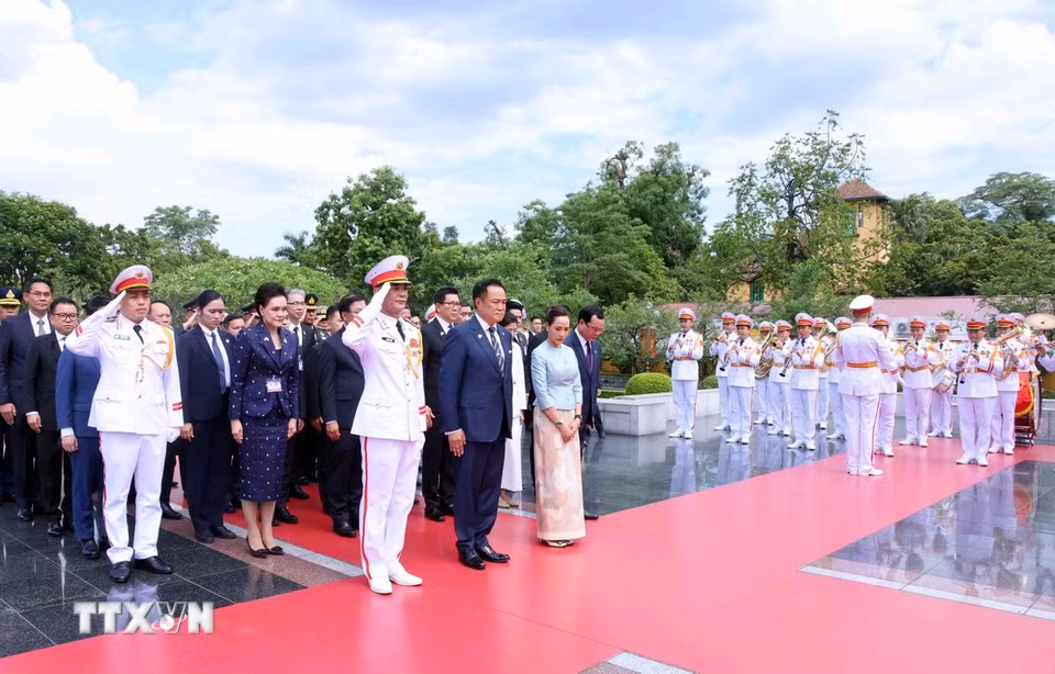 Thủ tướng Vương quốc Thái Lan Anutin Charnvirakul và Phu nhân đến đặt vòng hoa tại Đài tưởng niệm các Anh hùng Liệt sỹ (đường Bắc Sơn, Hà Nội). (Ảnh: Phạm Kiên/TTXVN)