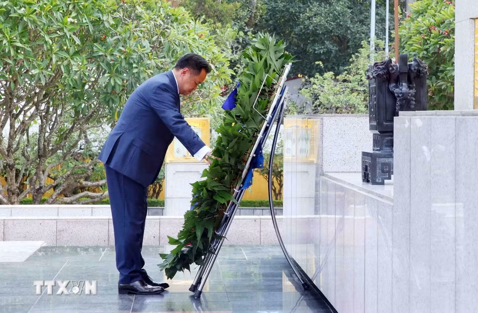 Thủ tướng Vương quốc Thái Lan Anutin Charnvirakul và Phu nhân đến đặt vòng hoa tại Đài tưởng niệm các Anh hùng Liệt sỹ (đường Bắc Sơn, Hà Nội). (Ảnh: Phạm Kiên/TTXVN)