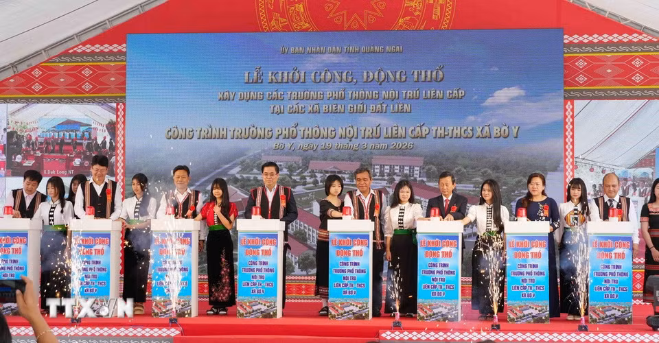 Các đại biểu bấm nút khởi công tại điểm cầu chính Trường Phổ thông nội trú liên cấp Tiểu học-Trung học cơ sở xã Bờ Y. (Ảnh: Dư Toán/TTXVN)