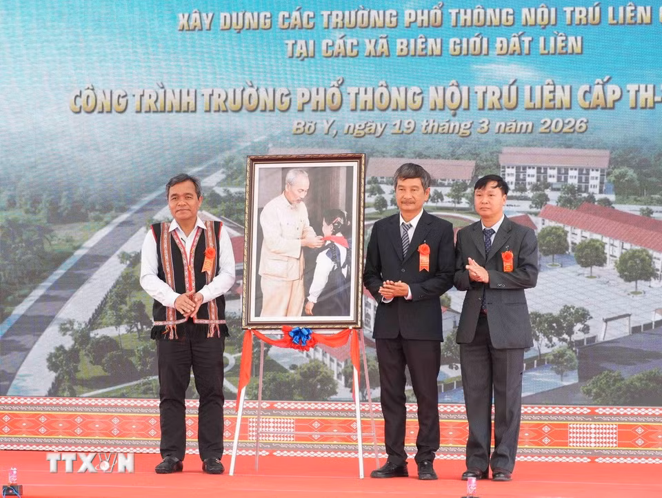 Bí thư Tỉnh ủy Quảng Ngãi Hồ Văn Niên (thứ 2, phải sang) tặng quà cho các trường học trên địa bàn xã Bờ Y, tỉnh Quảng Ngãi. (Ảnh: Dư Toán/TTXVN)