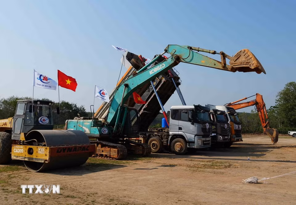 Nghi thức khởi công tại điểm cầu chính Trường Phổ thông nội trú liên cấp Tiểu học-Trung học cơ sở xã Bờ Y, tỉnh Quảng Ngãi. (Ảnh: Dư Toán/TTXVN)