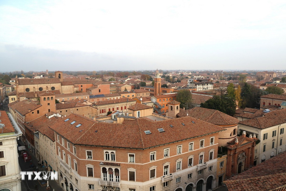 Thành phố Ferrara nhìn từ gác chuông lâu đài Este. (Ảnh: Dương Hoa/TTXVN)