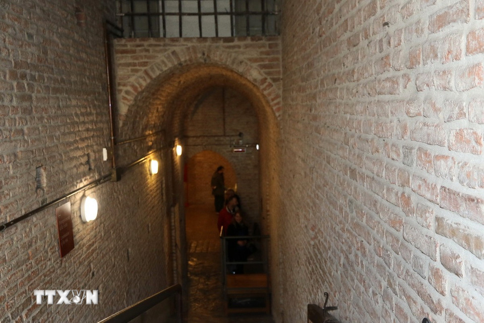 Hành lang bên trong lâu đài Este, được xây năm 1385. (Ảnh: Dương Hoa/TTXVN)