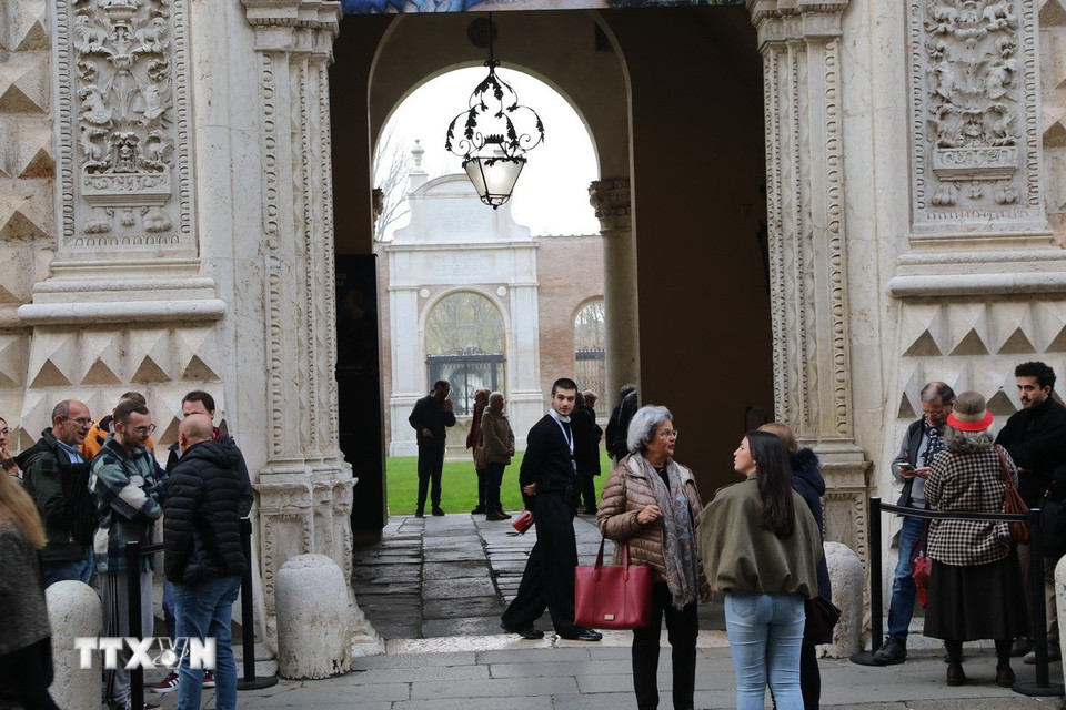 Du khách xếp hàng vào Cung điện Diamanti. (Ảnh: Dương Hoa/TTXVN)