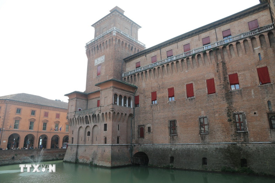 Hào nước phòng vệ xung quanh lâu đài Este. (Ảnh: Dương Hoa/TTXVN)