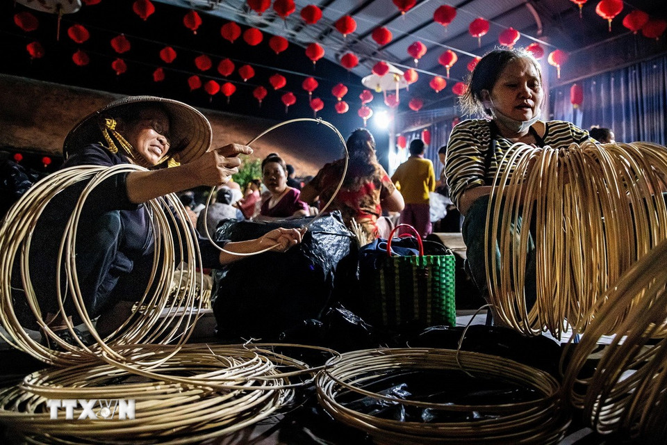 Khu vực buôn bán vật liệu và dụng cụ làm nón như khung, vành tre, cạp nón, lá, dây cước, chỉ khâu... được bày bán đa dạng. (Ảnh: Vân Chi/TTXVN phát)