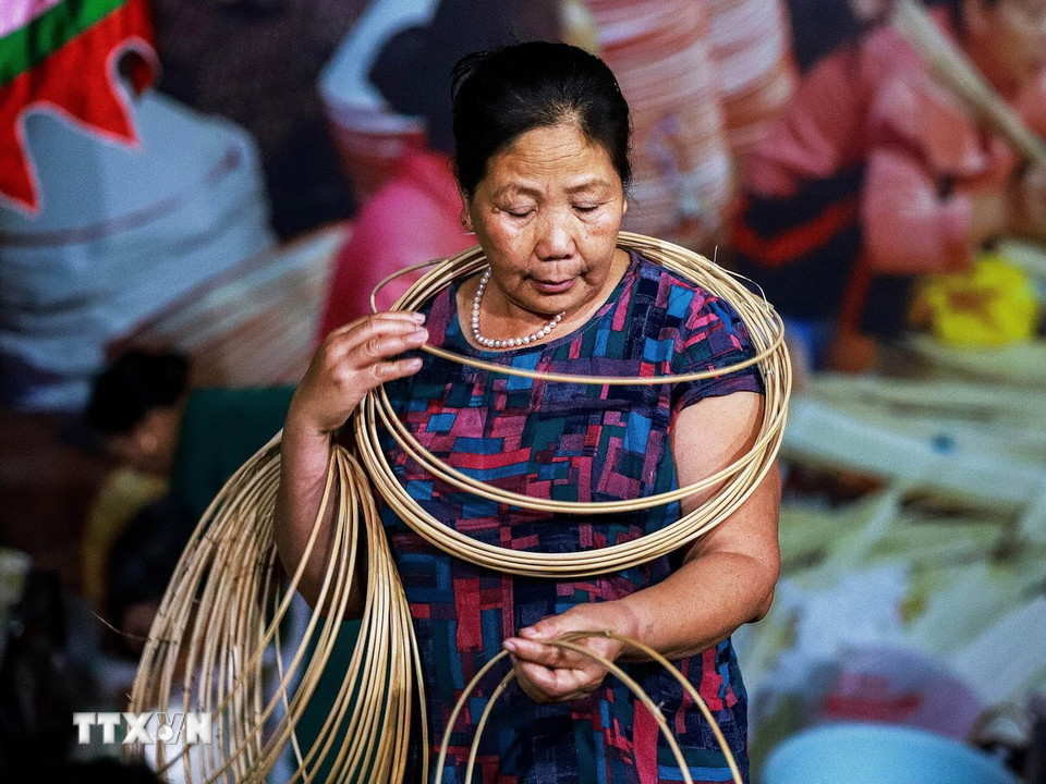 Khách đi chợ chủ yếu là phụ nữ trung niên và cao tuổi trong làng. (Ảnh: Vân Chi/TTXVN phát)